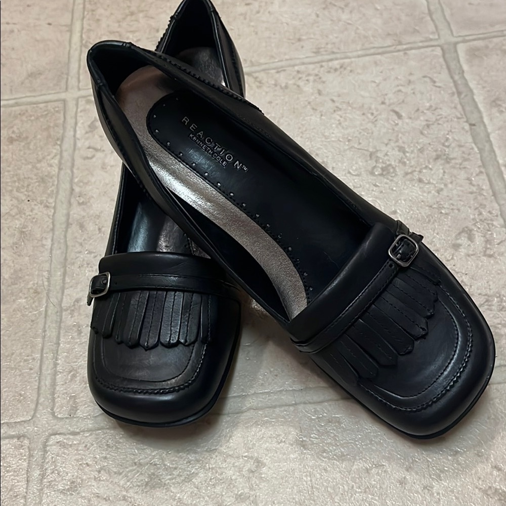 Kenneth Cole Reaction Black Heels with Block Heel and Glossy Finish - Picture 2 of 5